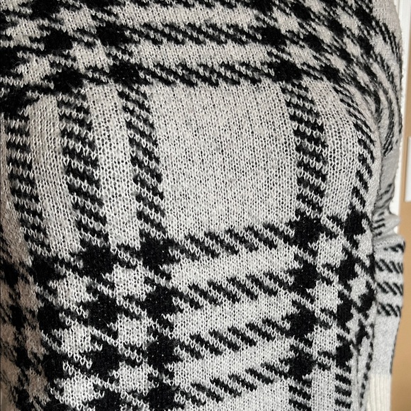 Suzy Shier Cream & Black Plaid Crewneck Sweater - Picture 5 of 9